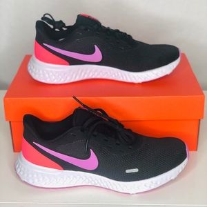 Women's Running Shoe
Nike Revolution 5 (size 8.5)